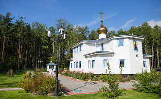 Фонари у Храма в Приморском районе Санкт-Петербурга
